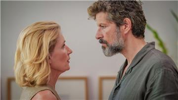 Martina (Maria Furtwängler) scheint verändert. Ehemann Andi (Pasquale Aleardi) ist misstrauisch. 