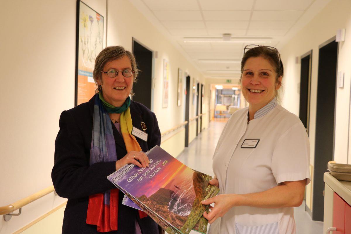 Neue Krankenhausseelsorgerin in Debstedt Martina Scholz-Mehrtens (links) verteilt schöne Mutmacher-Kalender mit irischen Segenswünschen auf der Station. Sie sind für die Patientenzimmer gedacht. Heike Dudkin nimmt sie auf der Urologie entgegen. Foto Albert