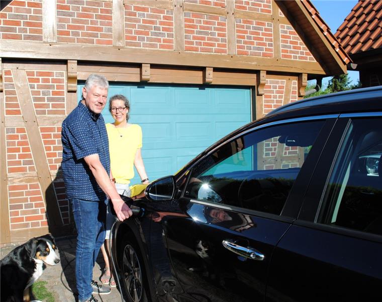 Loxstedter Paar produziert Strom für seine Autos selbst Martina und Frank Tietjen betanken ihre Autos mit aus Sonnenenergie gewonnenem Strom.