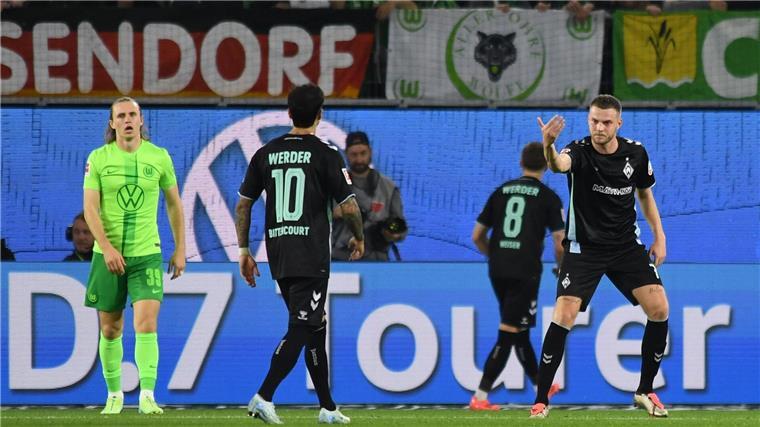 Marvin & Mitch: Ducksch und Weiser wichtige Werder-Faktoren Marvin Ducksch (r) dankt seinen Teamkollegen nach seinem Treffer gegen den VfL Wolfsburg