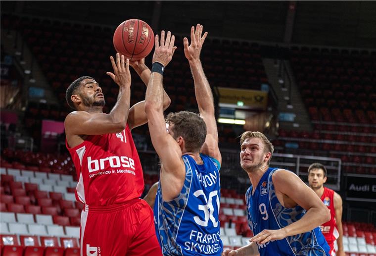 Marvin Heckel verstärkt die Eisbären im Spielaufbau Marvin Heckel (links) hat für Brose Bamberg am Finalturnier um die deutsche Meisterschaft in München teilgenommen. Jetzt wechselt der Point Guard zu den Eisbären in die ProA.