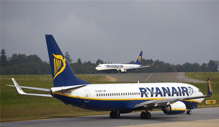 Diese Rechte haben Fluggäste beim Ryanair-Streik in Bremen Maschinen vom Typ Boeing 737-800 der irischen Fluglinie Ryanair stehen auf einem Flugfeld.
