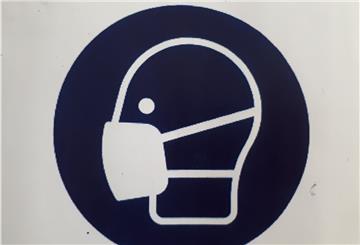 Maskenpflicht gilt im Landkreis Rotenburg aktuell wegen des hohen Inzidenswertes auch unter freiem Himmel auf Parkplätzen, etwa von Discountern und Supermärkten.