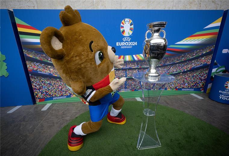 Ohne Bewerben: Ab 11 Uhr direkt Tickets für die Fußball-EM sichern Maskottchen Albärt steht während der Präsentation des EM-Pokals im Berliner Olympiastadion neben dem Pokal. Am Donnerstag gibt es wohl die letzte große Chance auf Tickets.