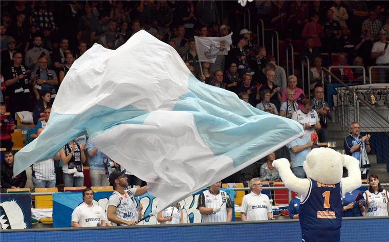 Heimspielplan: Eisbären gehen am liebsten sonntags auf die Jagd Maskottchen Dunky heizt den Fans ein. Der Heimspielplan sieht 14 Spiele in der Stadthalle und drei in der ÖVB-Arena in Bremen vor. Foto Scheer