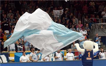 Maskottchen Dunky heizt den Fans  ein.  Der Heimspielplan sieht 14 Spiele in der Stadthalle und drei in der ÖVB-Arena in Bremen vor. Foto Scheer