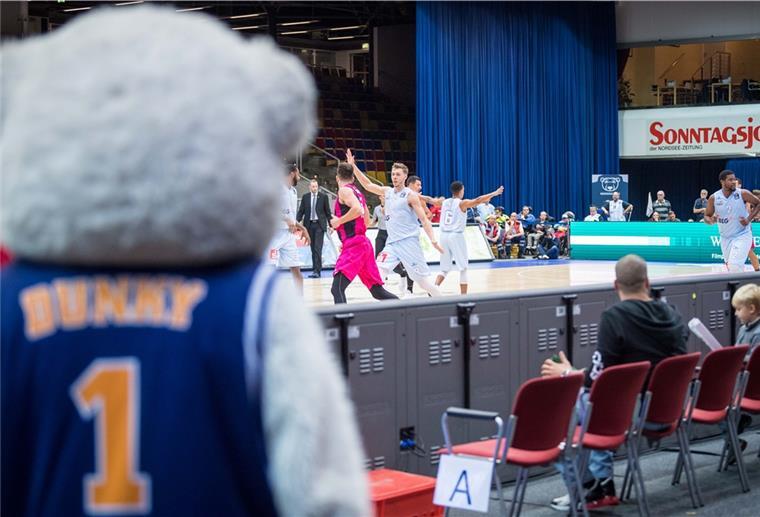 Bitter: Eisbären müssen auf Aufstieg verzichten Maskottchen Dunky wirft einen wehmütigen Blick Richtung Spielfeld. Den Eisbären bleibt der Weg in die BBL aus wirtschaftlichen Gründen versperrt.