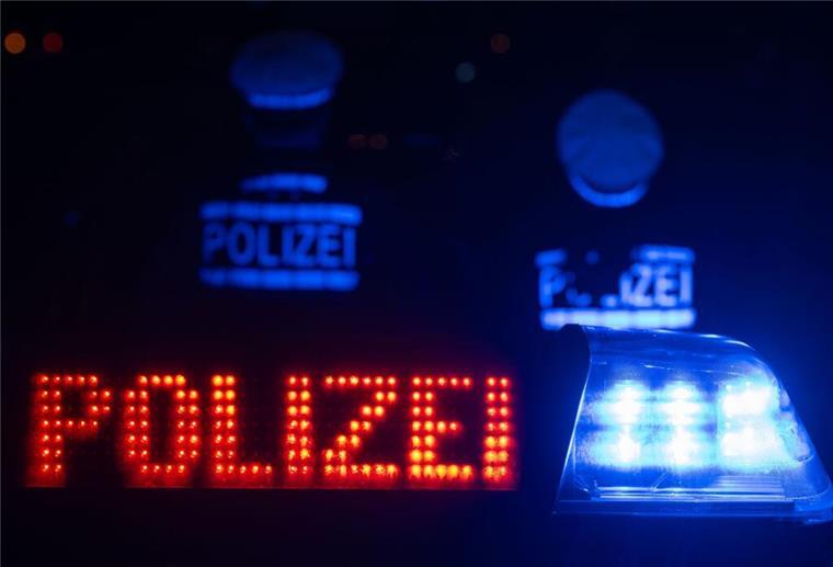 Hooligan-Chaos: 30 Vermummte Fußballfans prügeln sich am ZOB Massenschlägerei legt Bahnverkehr lahm.