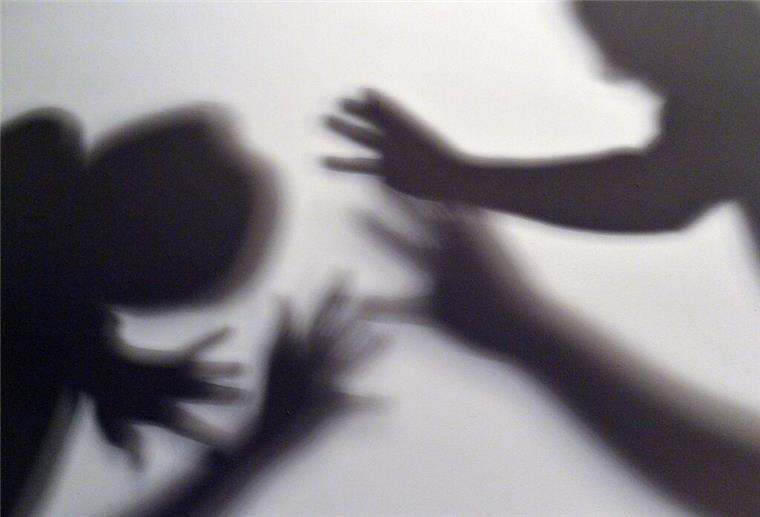 ILLUSTRATION - 15.10.2012, Berlin: Ein von Schülern gemaltes Verbotsschild, zusammengesetzt aus Kacheln, ist in einer Schule im Eingangsbereich zu sehen. (zu dpa: «Gewalt unter Schülerinnen - Mädchen aus Klinik entlassen»)