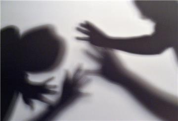ILLUSTRATION - 15.10.2012, Berlin: Ein von Schülern gemaltes Verbotsschild, zusammengesetzt aus Kacheln, ist in einer Schule im Eingangsbereich zu sehen. (zu dpa: «Gewalt unter Schülerinnen - Mädchen aus Klinik entlassen»)