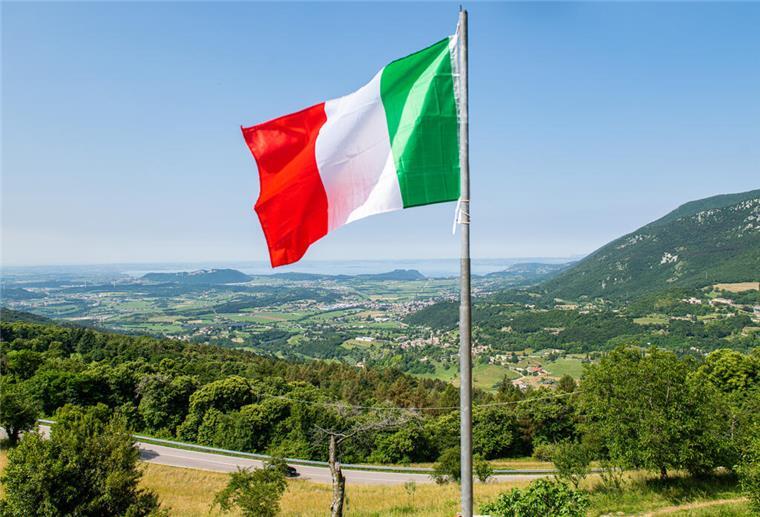 Alkoholverbot und Bußgelder: So greift Italien gegen Urlauber durch Die italienische Flagge gehisst.