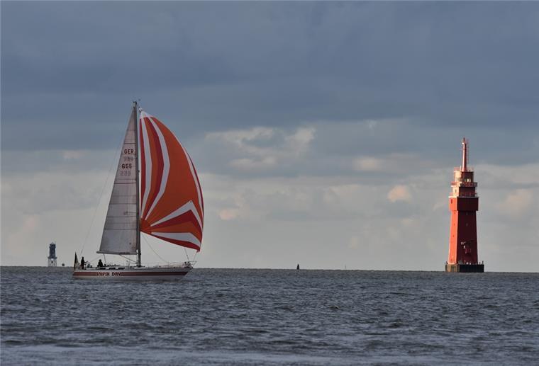 Bremerhavener Segler wagen sich auf legendäre Regatta Ein Segelboot auf dem Wasser.