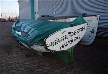 Masten und Rettungsboote der „Seuten Deern“ lagern auf der Kaje am Nordende des ehemaligen MWB-Geländes am Kaiserhafen I. Die Persenning schützt das Boot längst nicht mehr vor Wassereintritt.