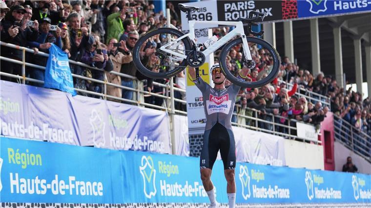 Nach Sturz-Malheur von Pogacar: Triple für van der Poel Mathieu van der Poel feiert seinen dritten Sieg in Serie.