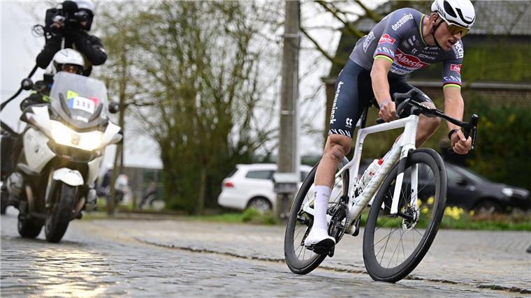 „Versuchter Totschlag“: Roubaix-Flaschenwerfer stellt sich Mathieu van der Poel gewann am Sonntag Paris-Roubaix.