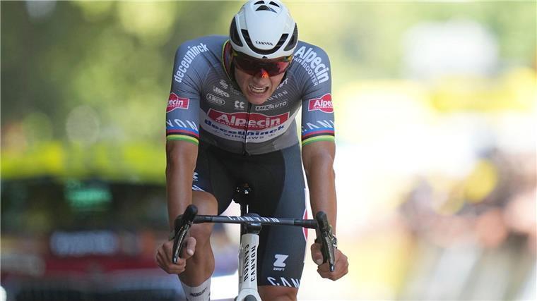 „Respekt“: Pogacar stürzt und bedankt sich bei Konkurrenten Mathieu van der Poel hat seinen zweiten Etappensieg bei der 112. Tour de France knapp verpasst.