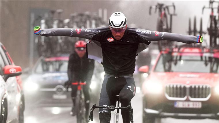 Mailand-Sanremo: Van der Poel lässt Pogacar verzweifeln Mathieu van der Poel holt sich zum zweiten Mal den Sieg in Sanremo.