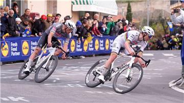 Mathieu van der Poel (l) und Tadej Pogacar werden bei der Flandern-Rundfahrt um den Sieg kämpfen.