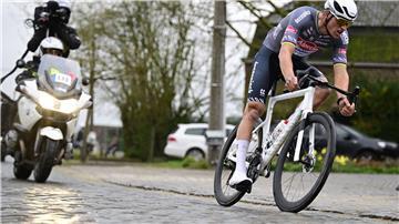 Mathieu van der Poel wurde vor seinem Sieg bei Paris-Roubaix mit einer Flasche beworfen. 
