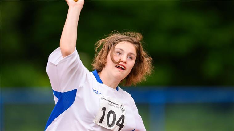 „Fest der Inklusion“: Die Special Olympics Niedersachsen Mathilda aus Gifhorn wirft den Ball bei den Special Olympics Landesspielen Niedersachsen in Hannover.