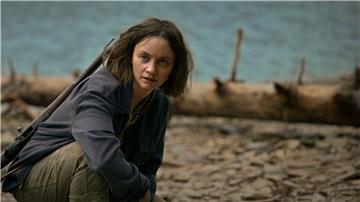 Mathilde Bundschuh als Skalde in einer Szene des Films „Milchzähne“.