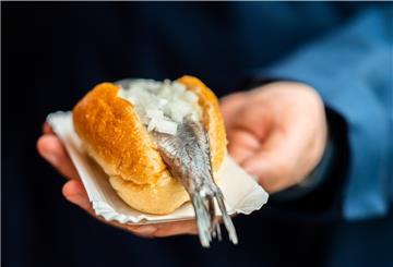Matjesbrötchen sind der Standard bei den Matjestagen.
