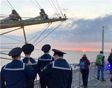 Matrosen überall: Beim Seestadtfest in Bremerhaven fallen die Crewmitglieder der...