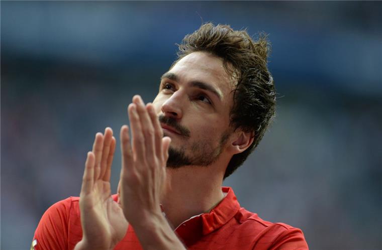 Leichtsinnig oder cool? Mats Hummels springt von Balkon in Pool Mats Hummels hat ein umstrittenes Video auf Instagram gepostet.