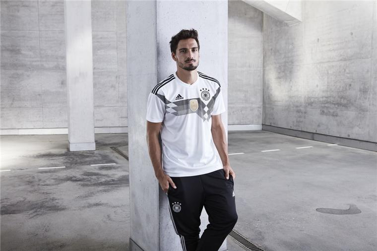 Retro-Chic: Das sind die neuen Trikots der Nationalmannschaft Mats Hummels zeigt das neue Trikot der deutschen Fußball-Nationalmannschaft für die Fußball-Weltmeisterschaft. Es erinnert an den vorletzten WM-Sieg im Jahr 1990 in Rom.