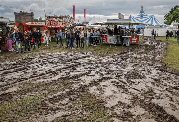 Breminale versinkt im Wasser: Festival findet trotzdem statt Matschig war es schon am ersten Tag der Breminale. Doch am Donnerstag hieß es dann: „Achtung! Land unter.“