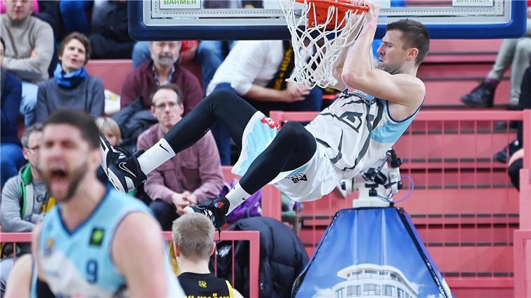 Eisbären profitieren in Tübingen von ihrer Rebound-Stärke Matt Freeman (links) feiert seinen Teamkollegen Robert Oehle für dessen krachenden Dunking in Tübingen