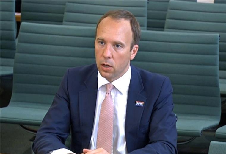 Britischer Minister tritt nach Kuss-Fotos zurück Matt Hancock ist als Gesundheitsminister von Großbritannien zurückgetreten.