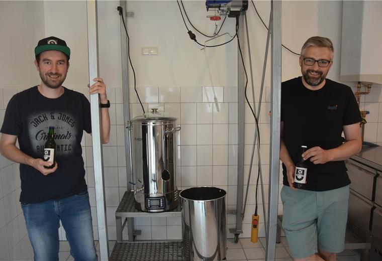 Rassiges Plumb-Bier trifft feine Vanille Matthias Brandt (links) und Patrick Krause sind Bierbrauer aus Leidenschaft. „Wohnster Plumb“ heißt das von ihnen auf den Markt gebrachte Getränk.
