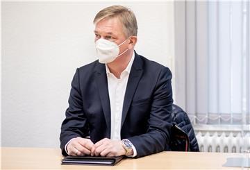 Matthias Brückmann, früherer Vorstandsvorsitzender des Energieversorgers EWE, sitzt in einem Gerichtssaal des Landgerichts Oldenburg.
