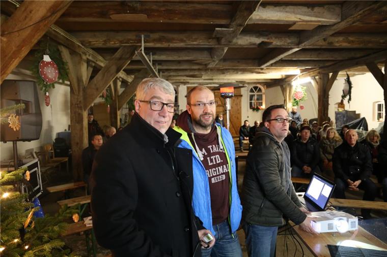 Zu viel Verkehr im Dorf: Kassebruch setzt Zeichen Matthias Brümmer (links) und Ortsvorsteher Stephan Struß (Mitte) informierten die Kassebrucher über mögliche künftige Verkehrskonzepte in Hagen. Markus Mogck sorgte für die technische Unterstützung.