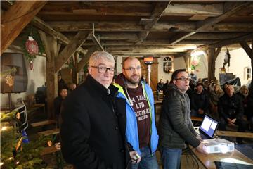 Matthias Brümmer (links) und Ortsvorsteher Stephan Struß (Mitte) informierten die Kassebrucher über mögliche künftige Verkehrskonzepte in Hagen. Markus Mogck sorgte für die technische Unterstützung.