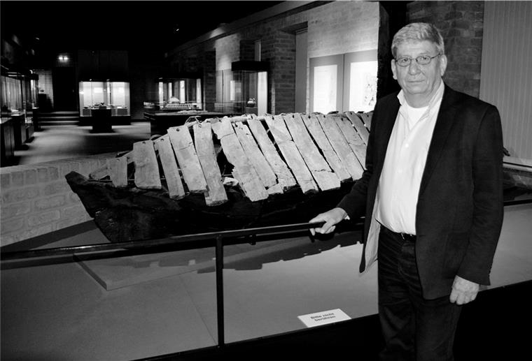 Bad Bederkesa: Archäologiedirektor a.D. Matthias Schön stirbt mit 66 Jahren Matthias D. Schön – hier vor einem Boot von der Fallward, das Bestandteil der Dauerausstellung in der Burg Bederkesa ist – verstarb im Alter von 66 Jahren.