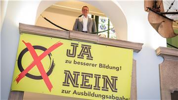 Matthias Fonger, Hauptgeschäftsführer der Handelskammer Bremen, steht im Foyer der Kammer über einem Banner mit der Aufschrift „Ja zu besserer Bildung! Nein zur Ausbildungsabgabe!“.