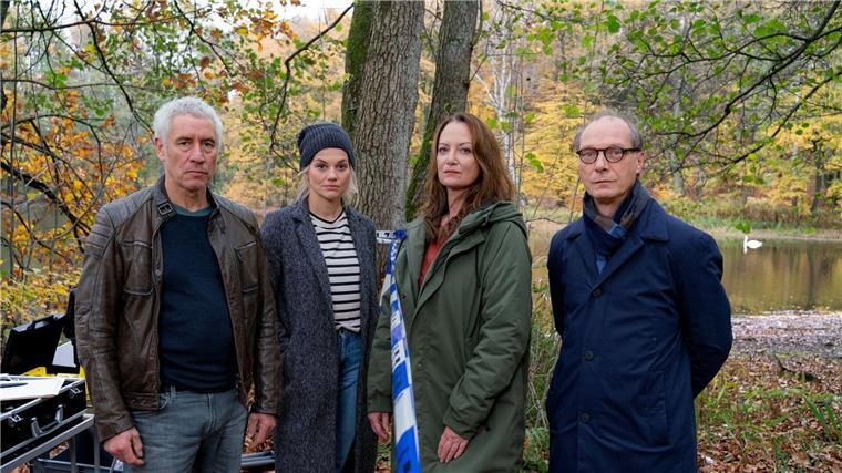 Matthias Hamm (Ralph Herforth, l-r), Alwa Sörensen (Lisa Werlinder), Jana Winter (Natalia Wörner), Arne Brauner (Martin Brambach) sind Kollegen.