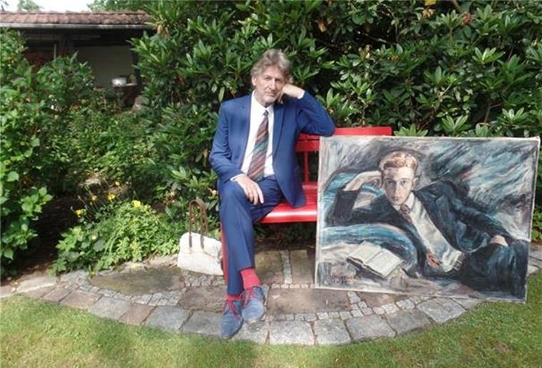 Matthias Höllings präsentiert eines der 111 zur Wahl stehenden Bilder von Maria Misselhorn und von ihrem Ehemann Fritz Dehn. 