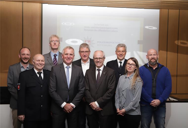Wenn Online-Hass ins echte Leben übergeht Matthias Hoog (von links), Thomas Teuber, Johannes Kiers, Thomas Ring, Jürgen Schulz, Hermann Luttmann, Torsten Oestmann, Kim-Katrin Hensmann und Frank Ziemann.