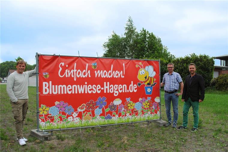 Goldmohn für die Insekten Matthias Laartz, Karsten Baumgarten und Stefan Wesenberg (von links) haben ein Blumenwiesen-Projekt im Gewerbepark Döhrenacker gestartet.