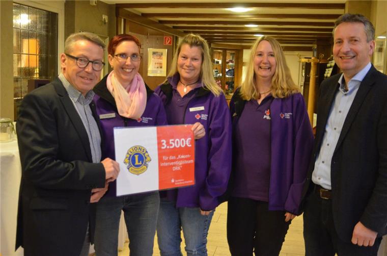 Zeven: Krisenhelfer freuen sich über Finanzspritze Matthias Prüß (links) übergab im Namen des Lions-Club Zeven 3500 Euro an DRK-Kreisgeschäftsführer Rolf Eckhoff sowie Andrea Grabau, Ines Gieschen und Alexandra Rothgeber (von rechts) vom Kriseninterventionsteam.