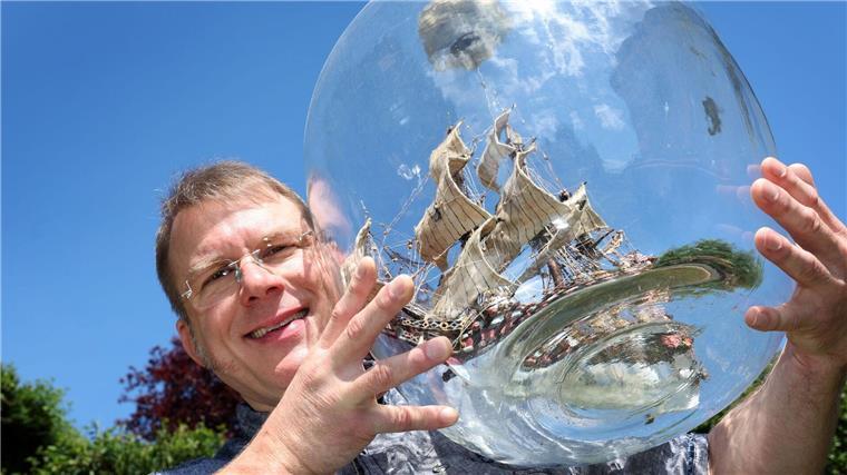 Buddelschiffbauer aus Bayern will neuen Rekord aufstellen Matthias Schultz hält ein von ihm gebautes 40 Zentimeter hohes und 38 Zentimeter langes Buddelschiff welches in einem 50 Liter fassenden Gärballon hängt.