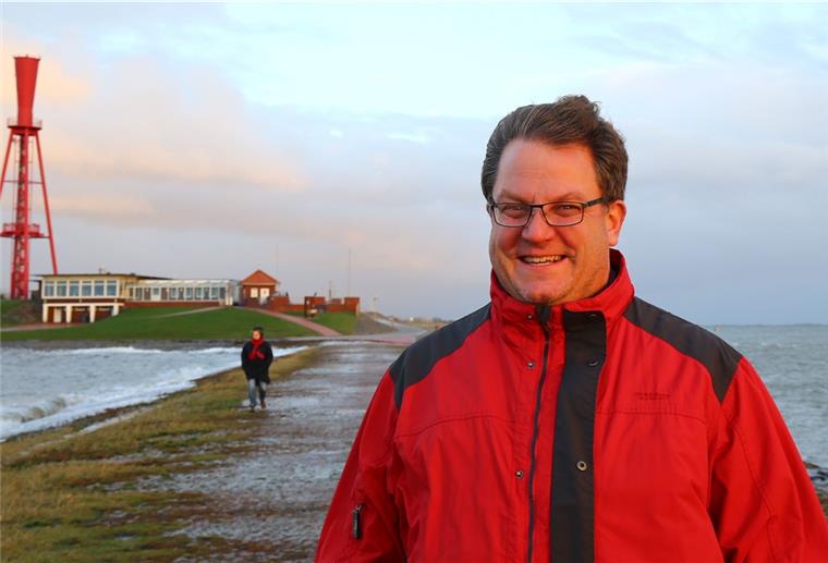 Was Bratwurst mit Wattwandern zu tun hat Matthias Schulz ist eine Institution im Butjenter Wattenmeer. Schon als Kind hat es den gebürtigen Bremer und seine Familie hierher gezogen.