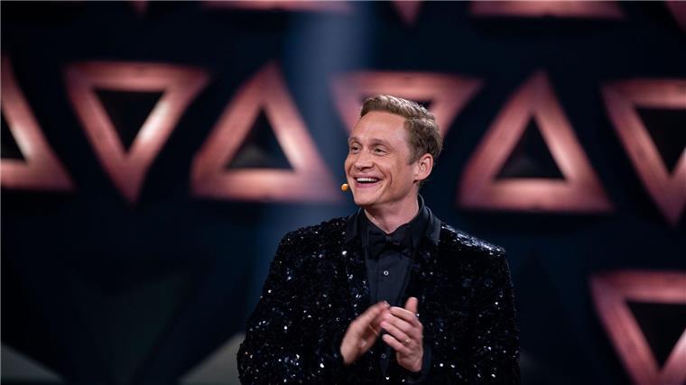 Joko verzweifelt: Premiere für Matthias Schweighöfer Matthias Schweighöfer hat in der vorherigen Ausgabe von „Wer stiehlt mir die Show?“ das Finale gewonnen und durfte die Moderation übernehmen.