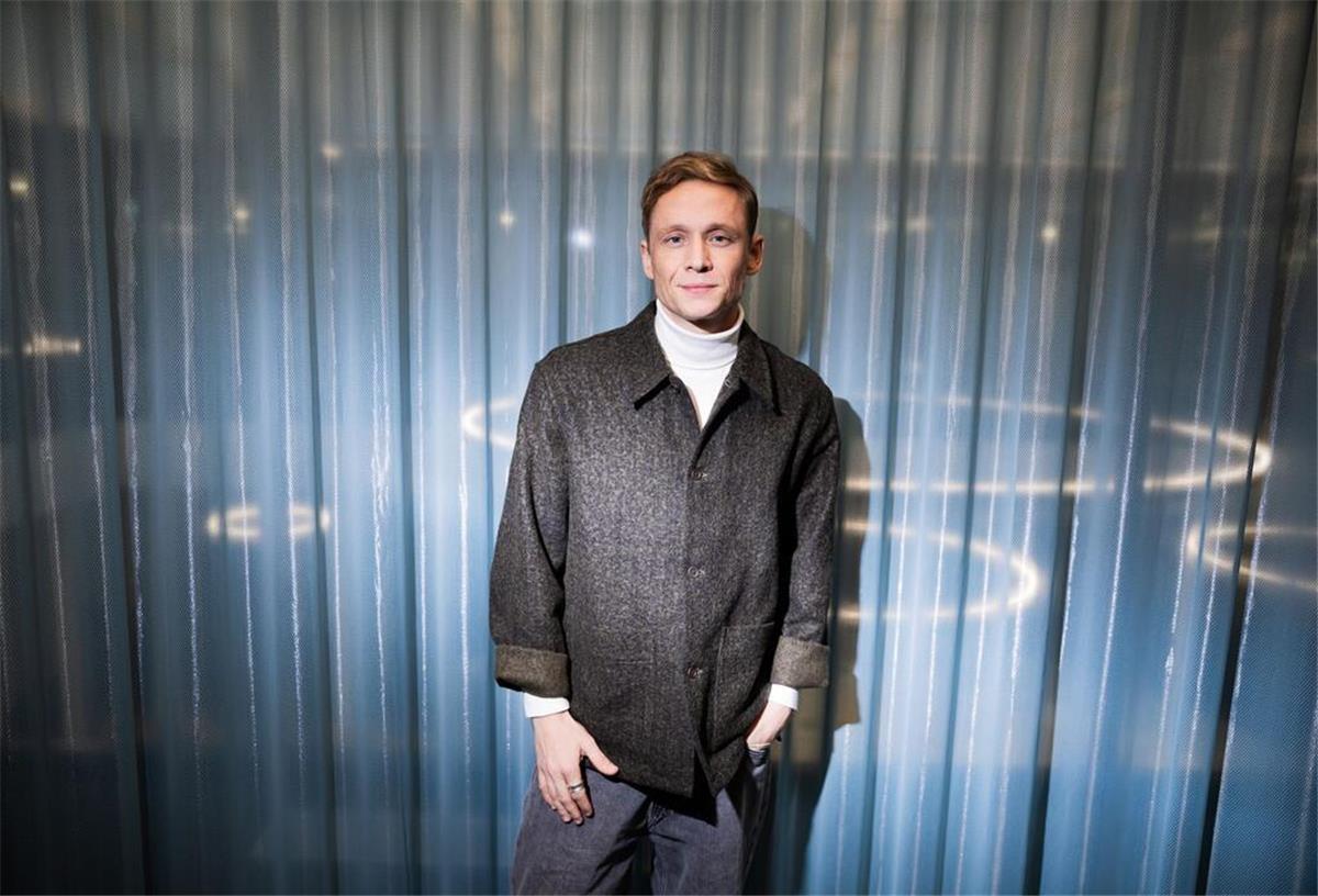 Matthias Schweighöfer spielt im neuen Film „Girl You Know It’s True“ die Rolle des Produzenten der Band Milli Vanilli.