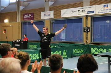 Matti von Harten jubelt über den Klassenerhalt mit dem TSV Lunestedt. 