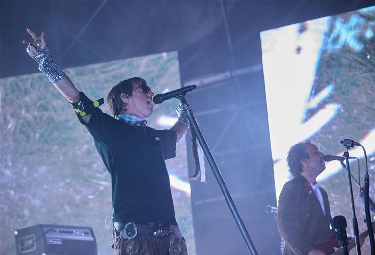 Maurice Ernst und seine Band Bilderbuch stehen während des Musik- und Kunstfestivals MS Dockville auf der Bühne. Das Festival im Industrie- und Hafengebiet von Hamburg-Wilhelmsburg findet von Freitag bis Sonntag statt.