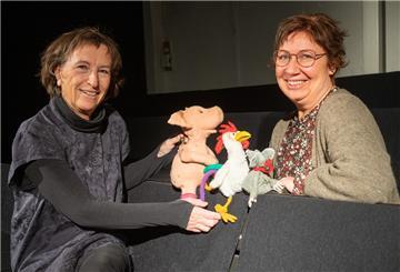  Ulrike Andersen (links) und Ulrike Wefer sitzen im Figurentheater Bremerhaven.
